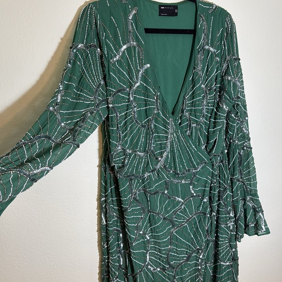 ASOS design 14 embellished wrap midi dress with scallop design in green - Picture 10 of 14